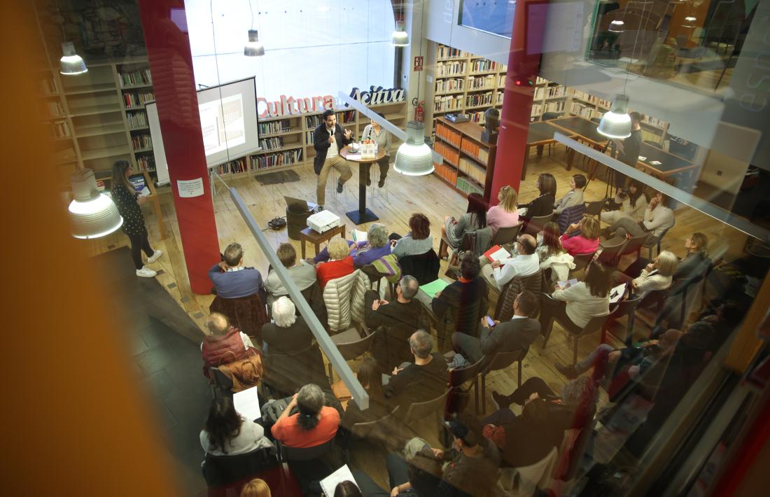 Cultura Activa va reunir ahir una vintena d'autors a la biblioteca d'Escaldes.