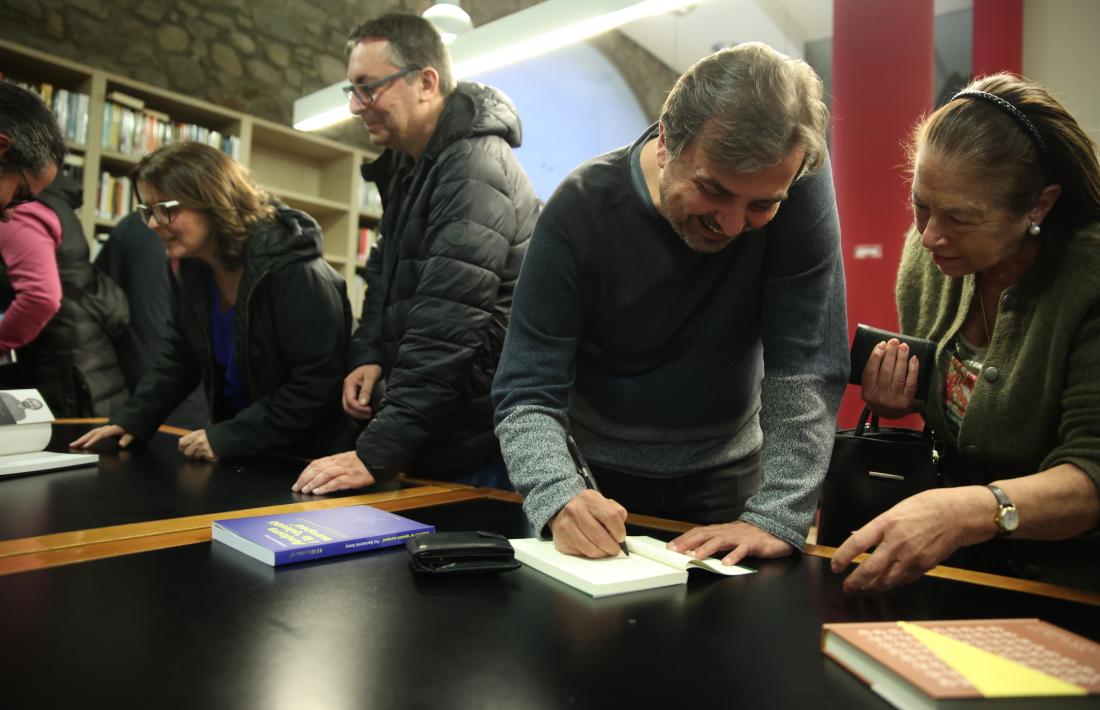 Quim Valera firma exemplars de ‘L’antic país antic’ acabat l’acte d’ahir a la biblioteca d’Escaldes.
