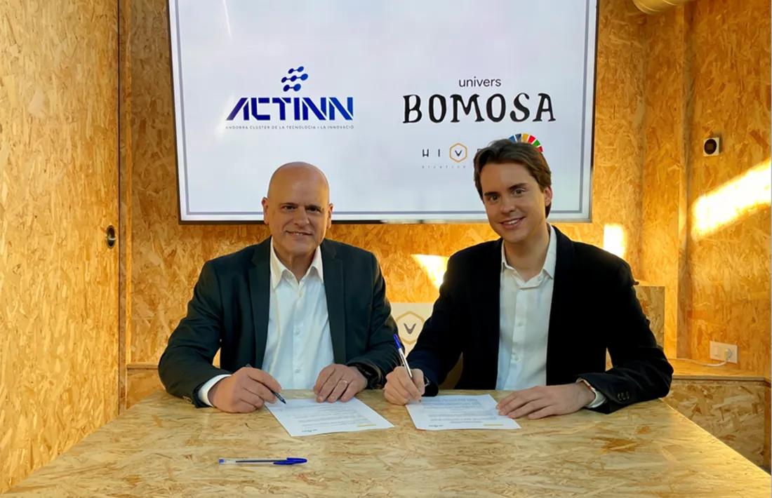 Ignasi Martín i Marc Taló durant la signatura de l'acord.