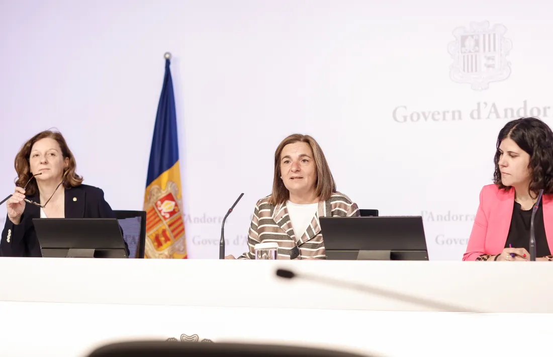 La ministra Trini Marín, al centre, avui durant la roda de premsa.