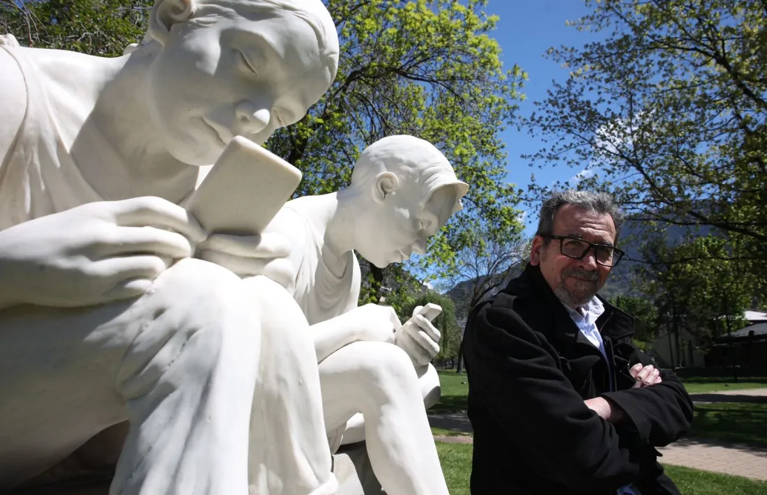 Calvente, assegut al costat de 'Mira': l'escultura fa 156 per 103 per 90 centímetres, i està feta amb resina i pols de marbre.