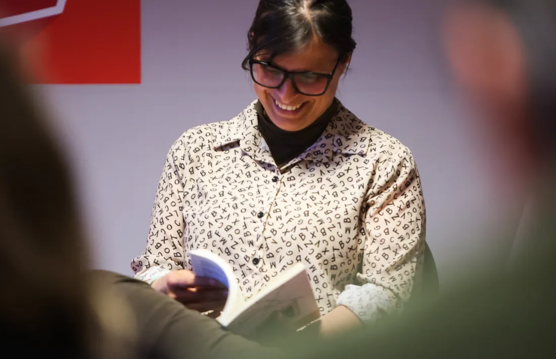 Mendoza fullejant el llibre.