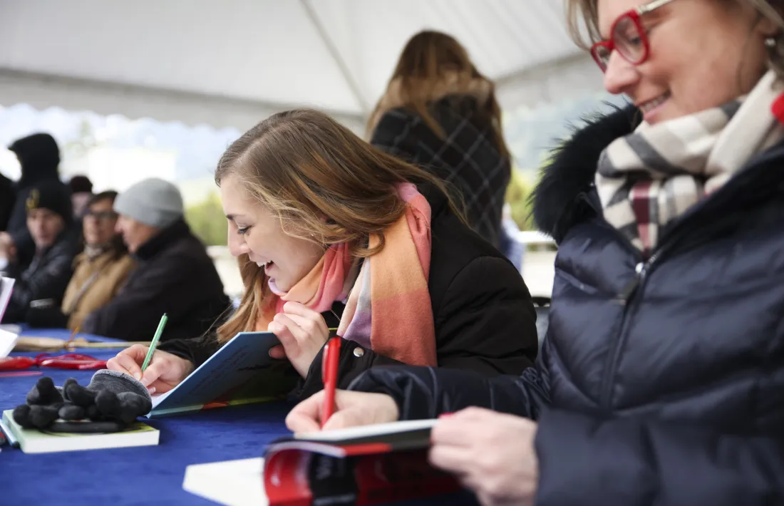 Autores signant llibres.