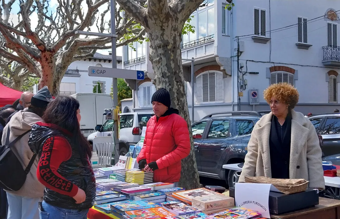 Llibreters enfundats en guants, gorros i bufandes, per anar passant la jornada. 