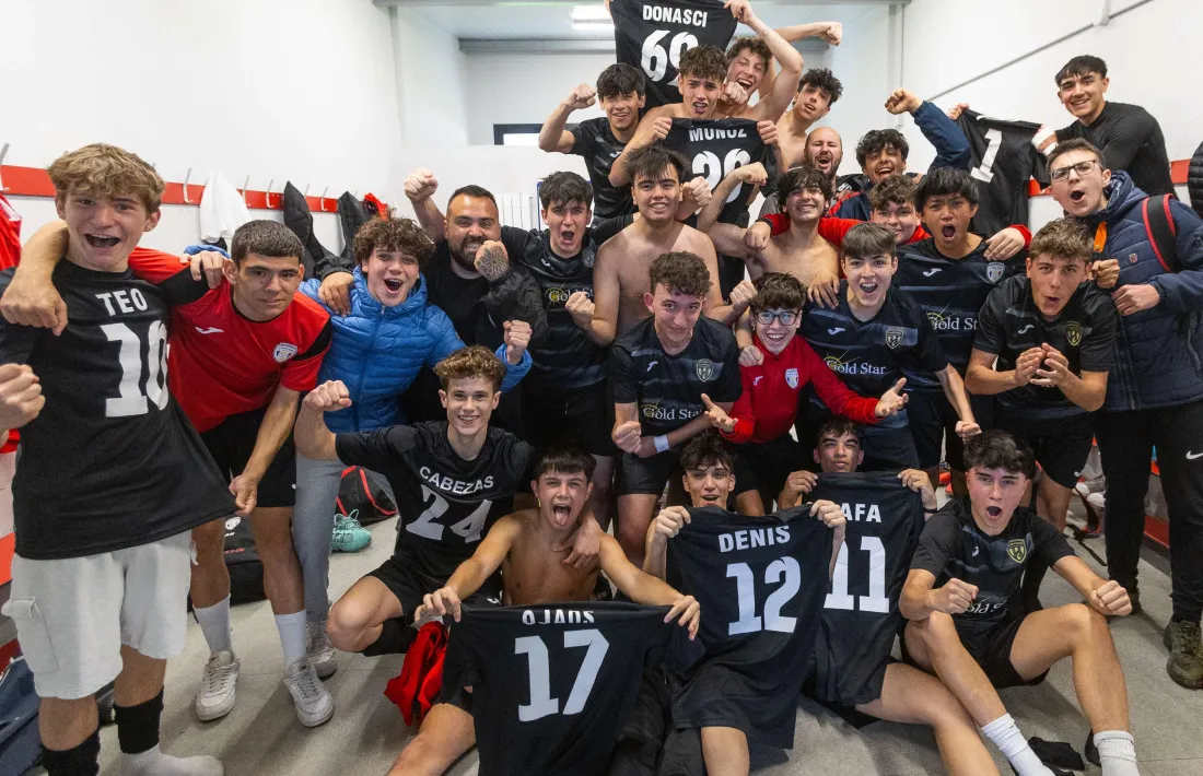 L'FC Santa Coloma Juvenil, de celebració.