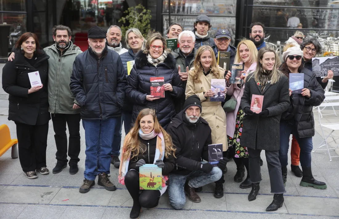 Foto de família dels autors que han firmat aquesta tarda a Coprínceps.