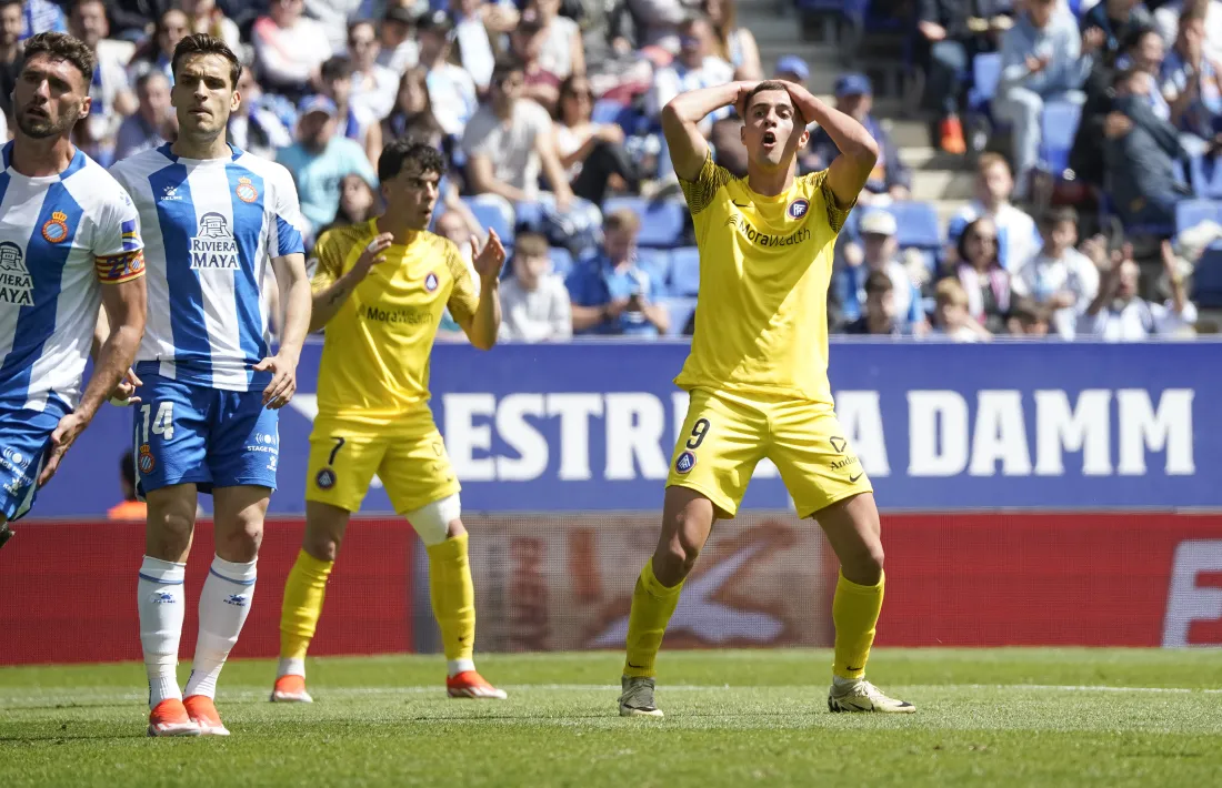 Jon Karrikaburu, que va estar a punt de fitxar pel Racing Santander, es lamenta a Cornella-El Prat.