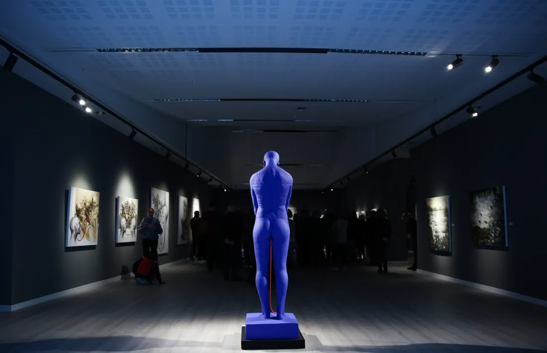 'Procés', l'escultura de mida natural que presideix la sala gran de l'Espai Caldes.