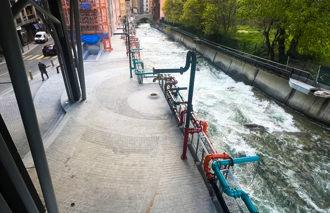 El passeig del riu des de l’Espai Caldes, amb la intervenció de Balmaseda pràcticament acabada fins al pont.