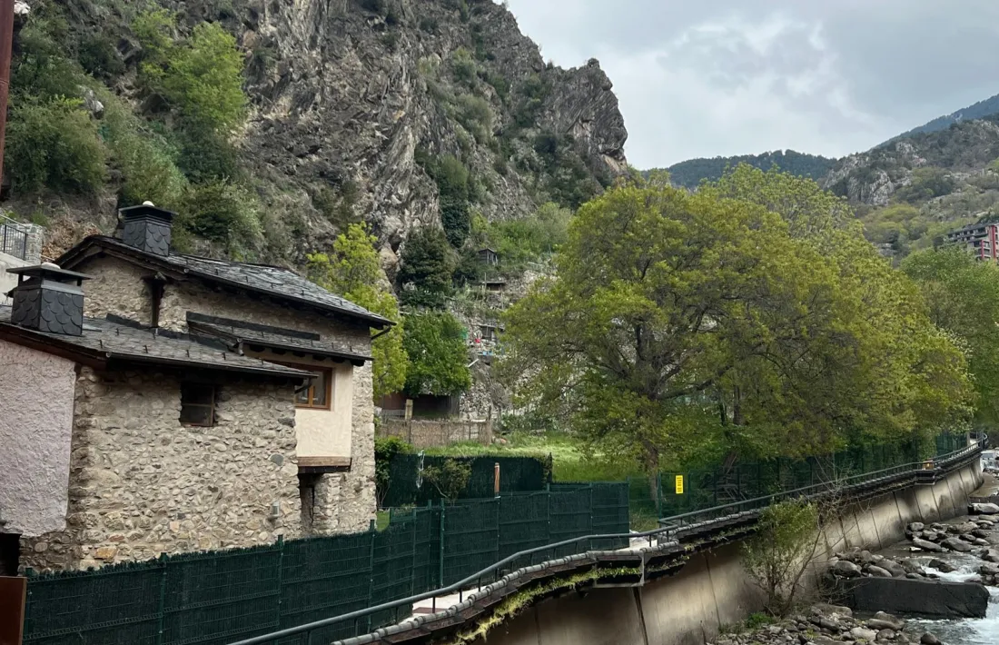 Vista de la borda i el terreny del Moli del Puadé que compra la corporació.