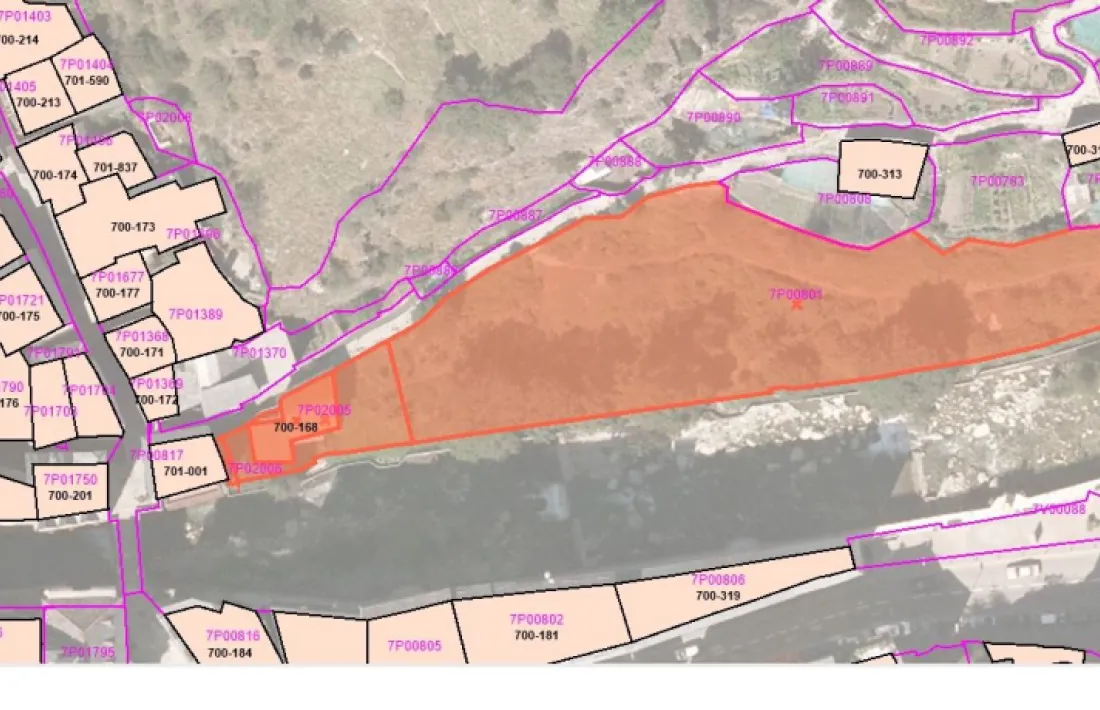 Les dues zones marronoses són les que adquireix el Comú.