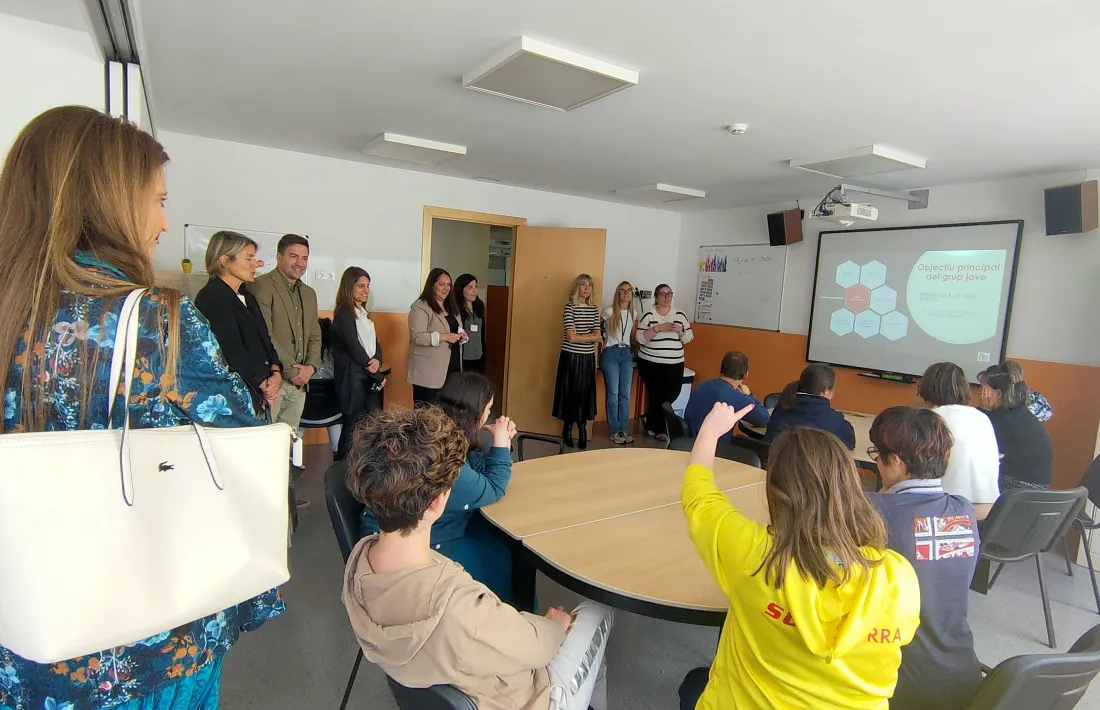 Un moment de la visita dels representants de les entitats espanyoles,