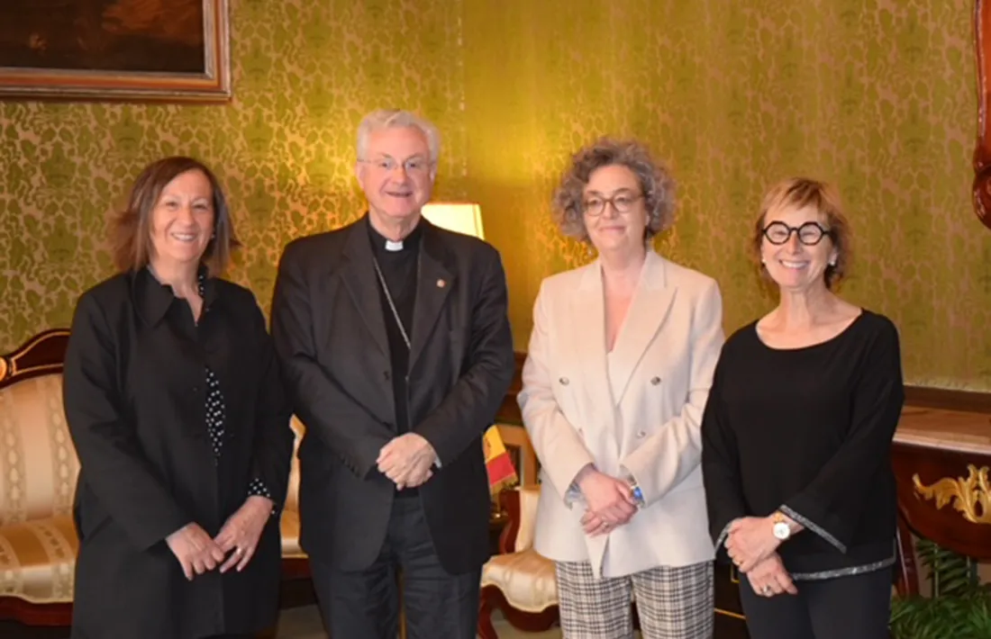 Joan-Enric Vives amb les representants de l'Institut Andorrà de les Dones.