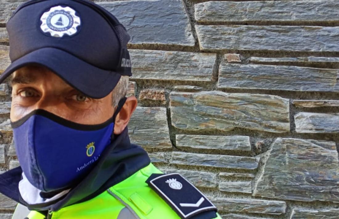 L'agent Parra, de servei ahir per l'avinguda Meritxell de la capital.