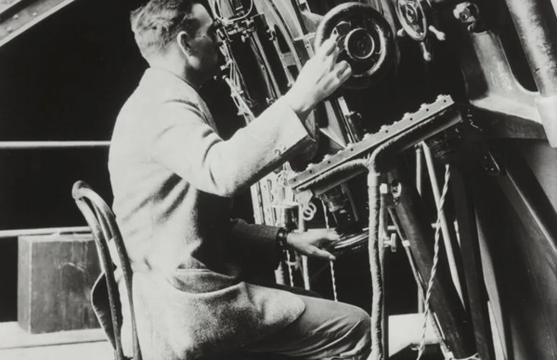 Edwin Hubble treballant al telescopi Hooker el 1922.