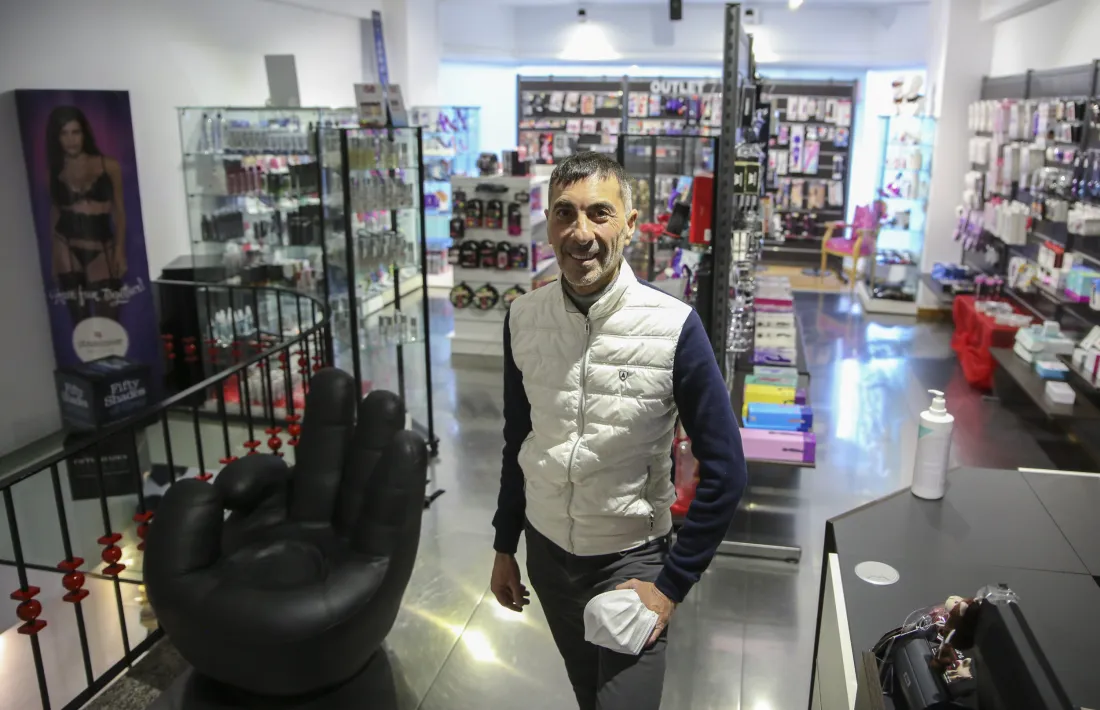 Robert Font a la seva botiga d'articles eròtics.