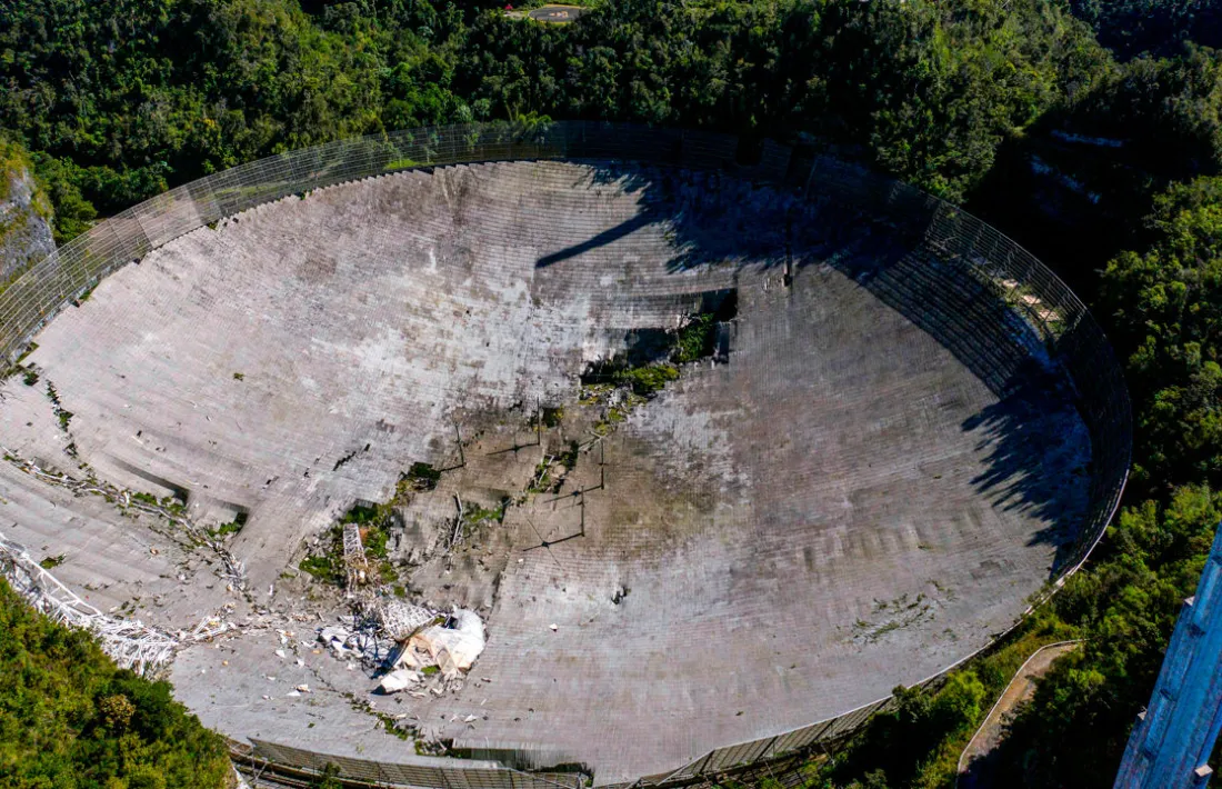 Les restes de l’antena d’Arecibo després del col·lapse de l’1 de desembre 
