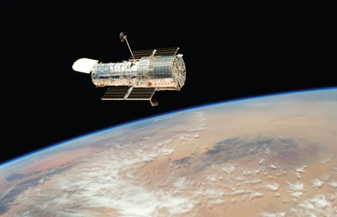 El telescopi espacial Hubble, en òrbita al voltant de la Terra des del 1990.