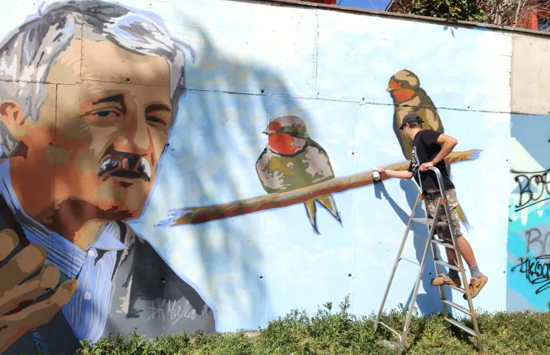 El jove alturgellenc, amb el mural dedicat a 'el Truqui'.