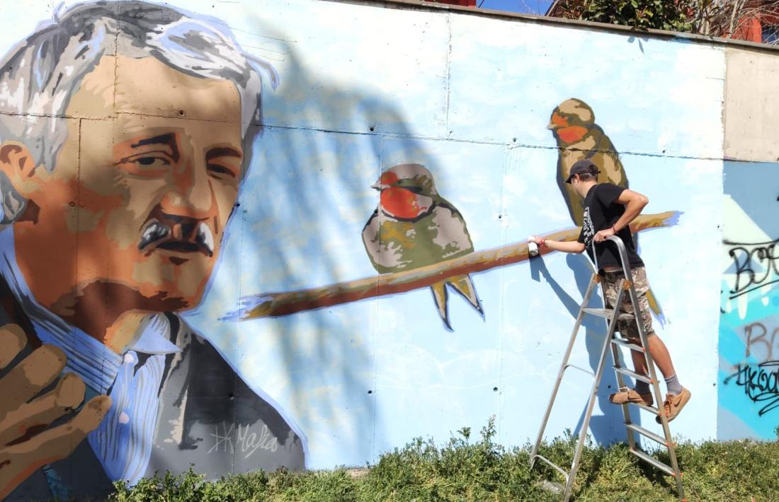 El jove alturgellenc, amb el mural dedicat a 'el Truqui'.