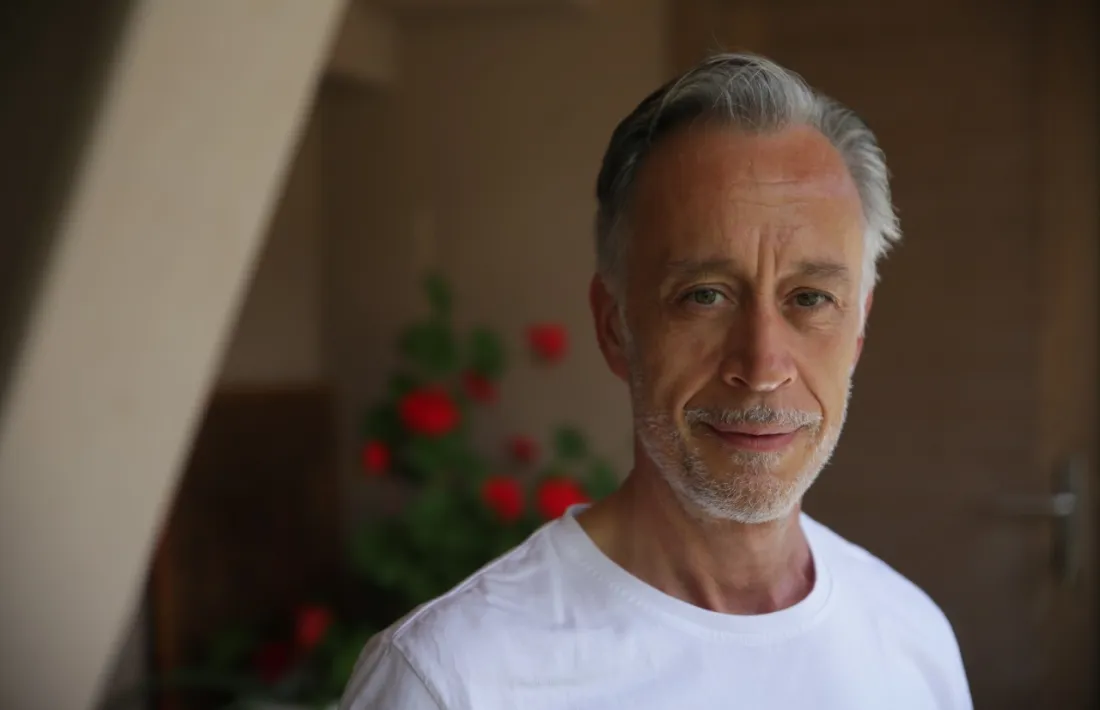 Cantant líric, fisioterapeuta,  'amo' del patinet elèctric i home amb gran sentit de l'humor.