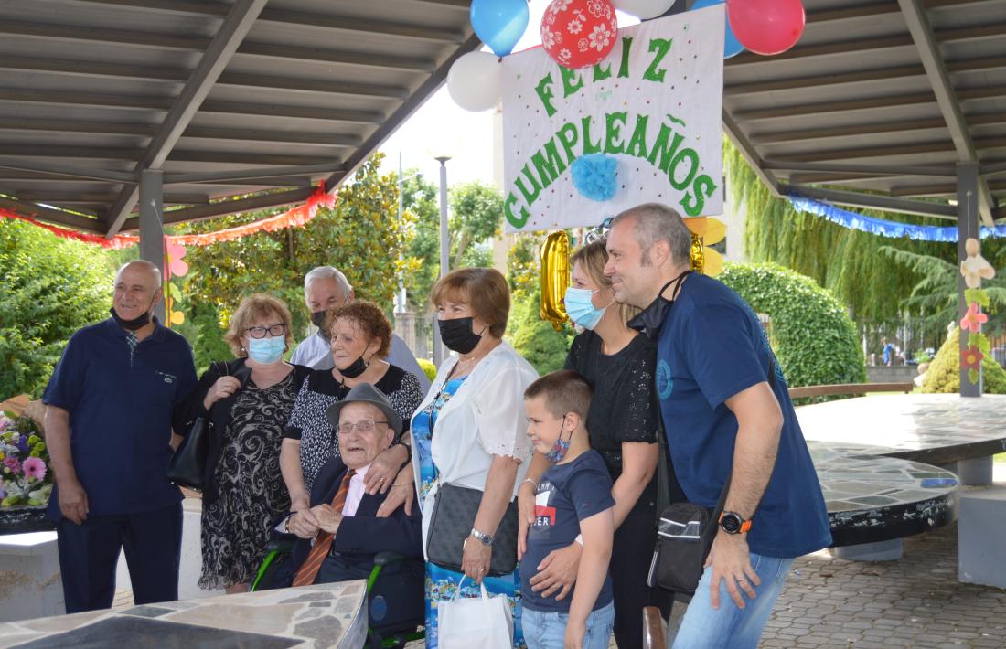 El centenari, envoltat d'una part de la família. Amb el petit, Gael, el separen 96 anys.