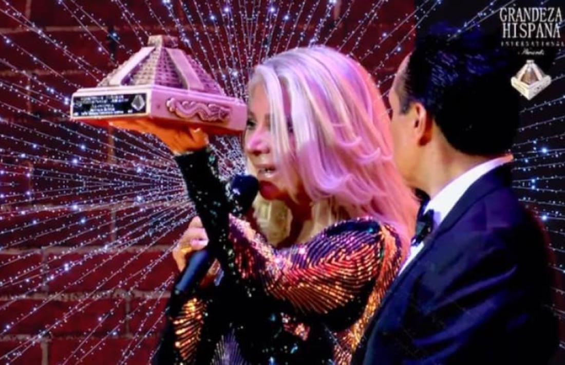 La cantant i actriu mexicana, en el moment de rebre el premi. 