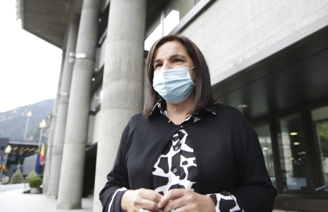 Marin, a les portes de l'edifici administratiu del Govern. 