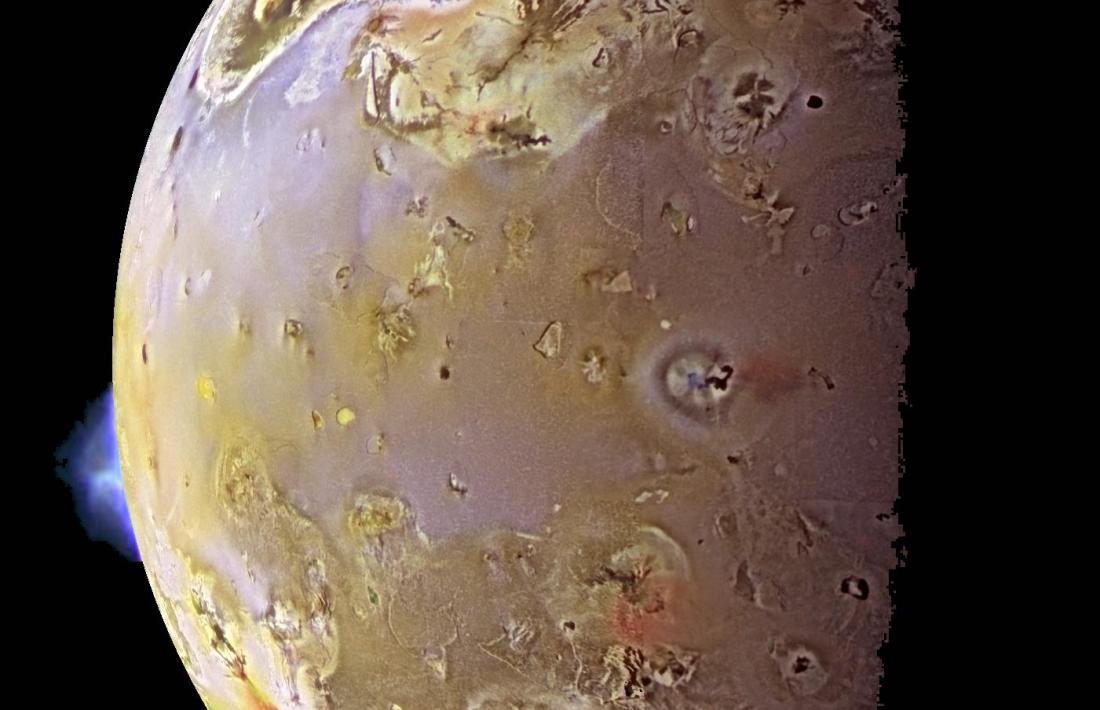 Ploma volcànica sobre la superfície de Io obtinguda per la nau Galileu el juny del 1997.