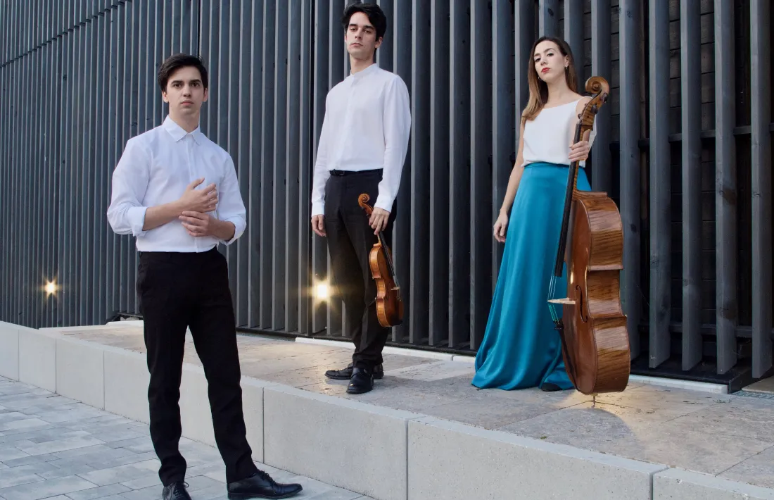El Trio Jakob, amb Manuel De Almeida al centre, amb el violí. 