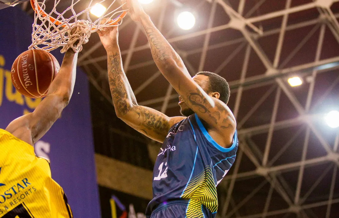 Shawn Jones esmaixa en l'últim partit disputat al poliesportiu d'Andorra contra l'Iberostar Tenerife.
