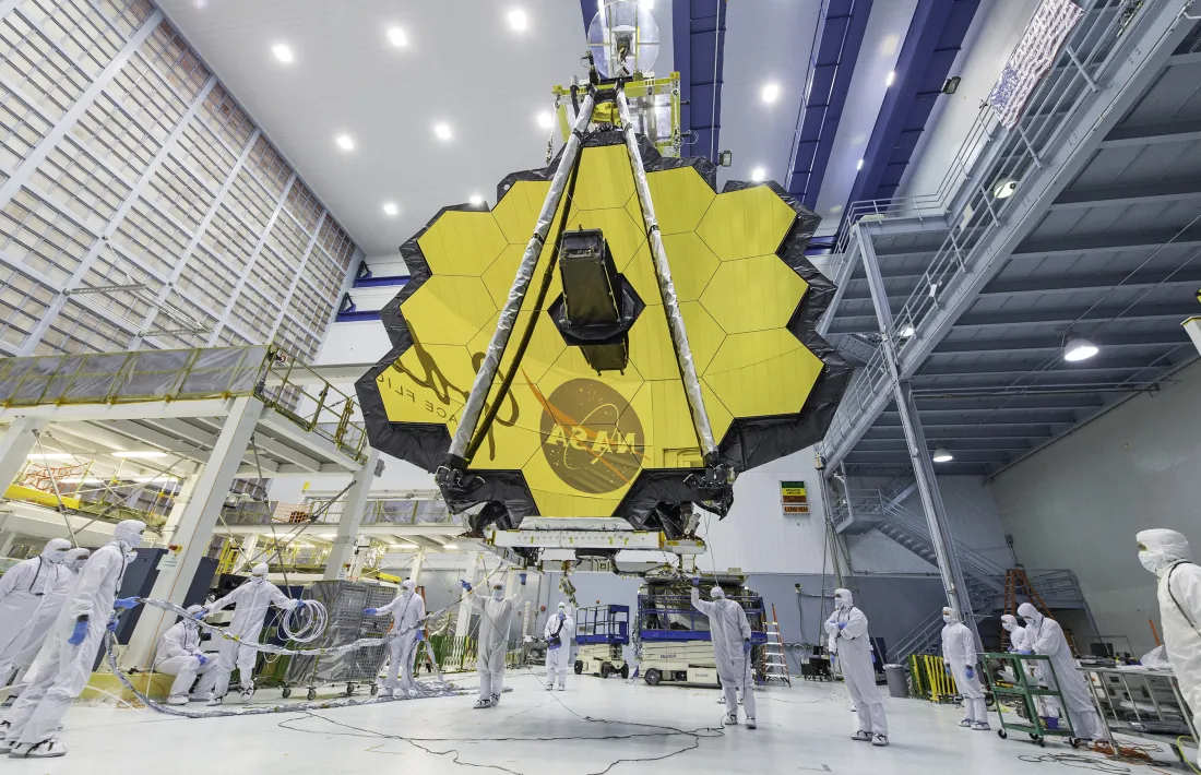 El mirall del JWST totalment desplegat a la sala neta del GSFC. 