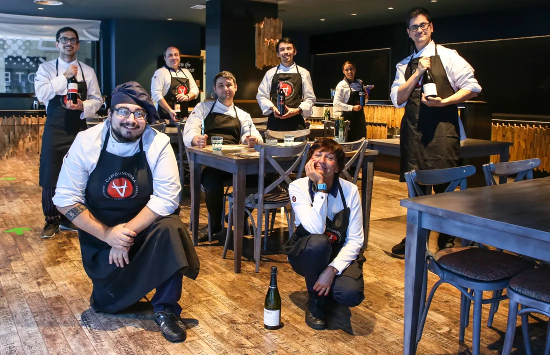 Els somriures dels equips de cuina i sala del Forteen. Foto: Facundo Santana
