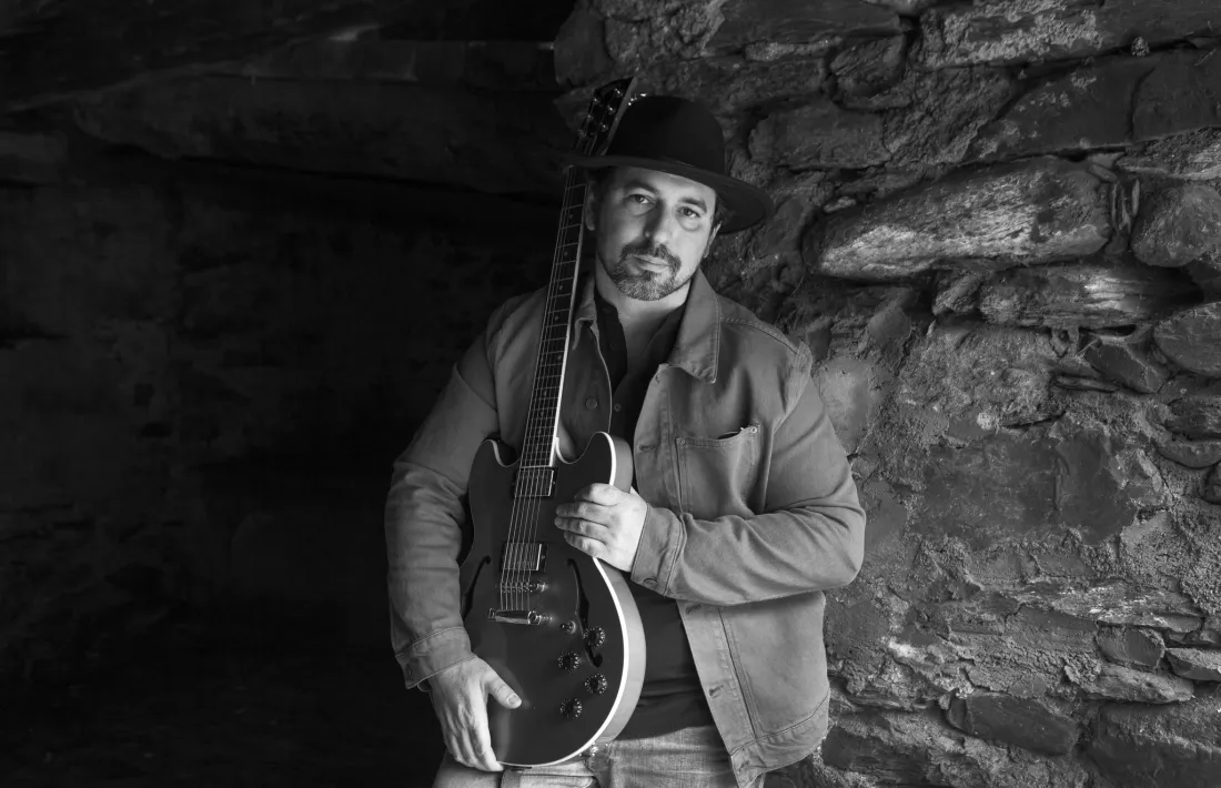 El, entre d'altres coses, cantautor manresà. 