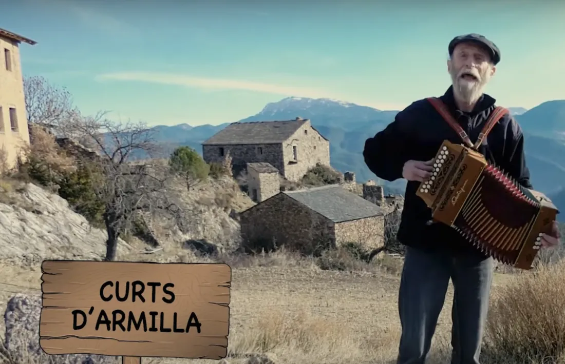 Pep Lizandra, en un dels videos on interpreta el cançoner dels motarrots. 