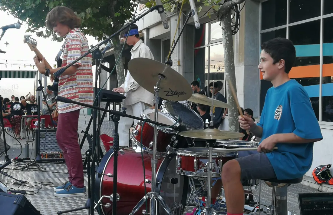 L'Edgar Llauradó, a la bateria en el concert cerverí. 