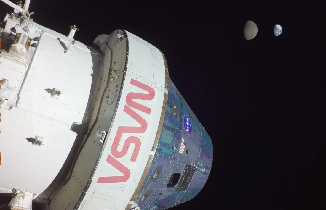 Vista de la Lluna i de la Terra des d'una de les càmeres muntades en els panells solars de la nau Orió.