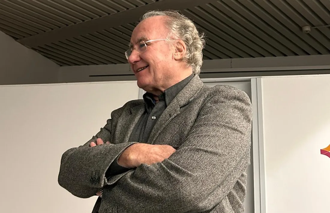 L'arquitecte i fotògraf, a la inauguració de la mostra, a la biblioteca de Sant Agustí. 