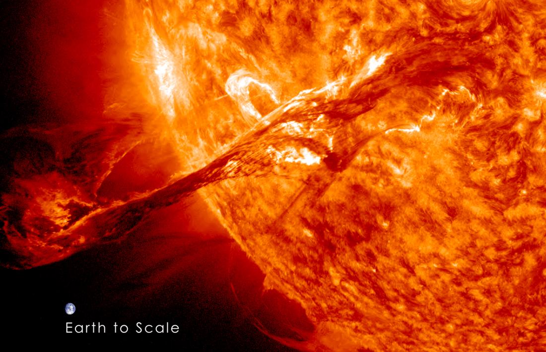 Imatge de l’erupció de matèria coronal del 31 d’agost del 2012 amb foto de la Terra a escala superposada.