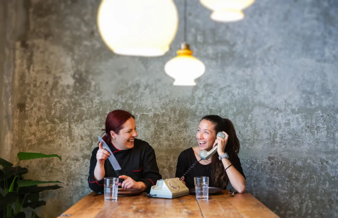 La Diana i la Sílvia a la sala del Babek