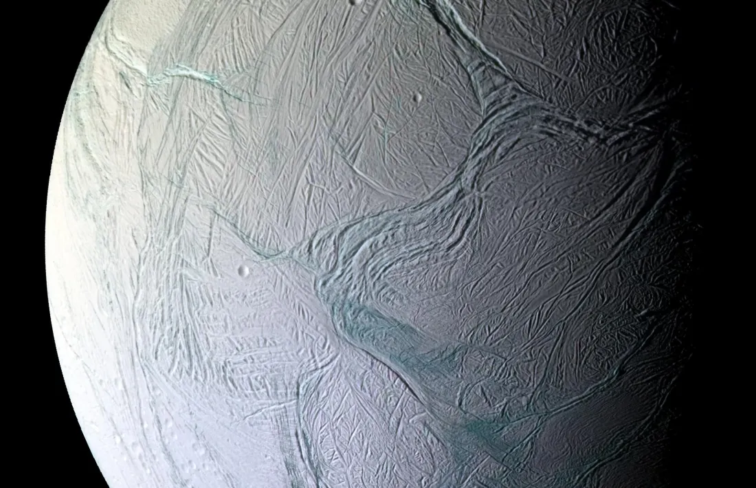 La superfície del pol Sud d’Encèlad vista per la sonda Cassini, plena de fractures, plecs i crestes, distintius d’una activitat tectònica notable.