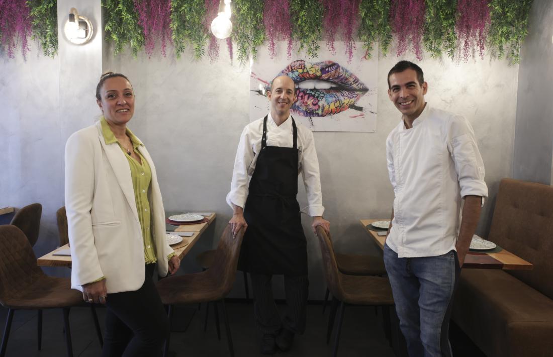 La Pilar i l'equip de cuina de l'Atelier Burgués. Foto: Facundo Santana