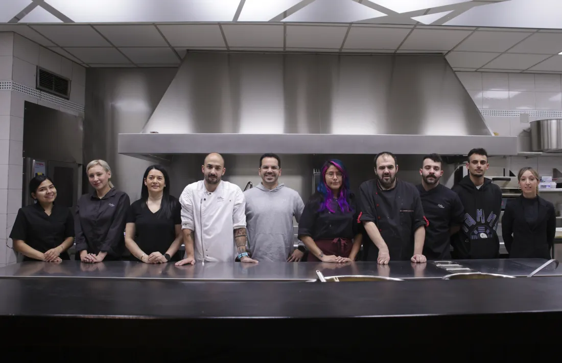 El Marcel amb el seu equip a la cuina del Celler d’en Toni
