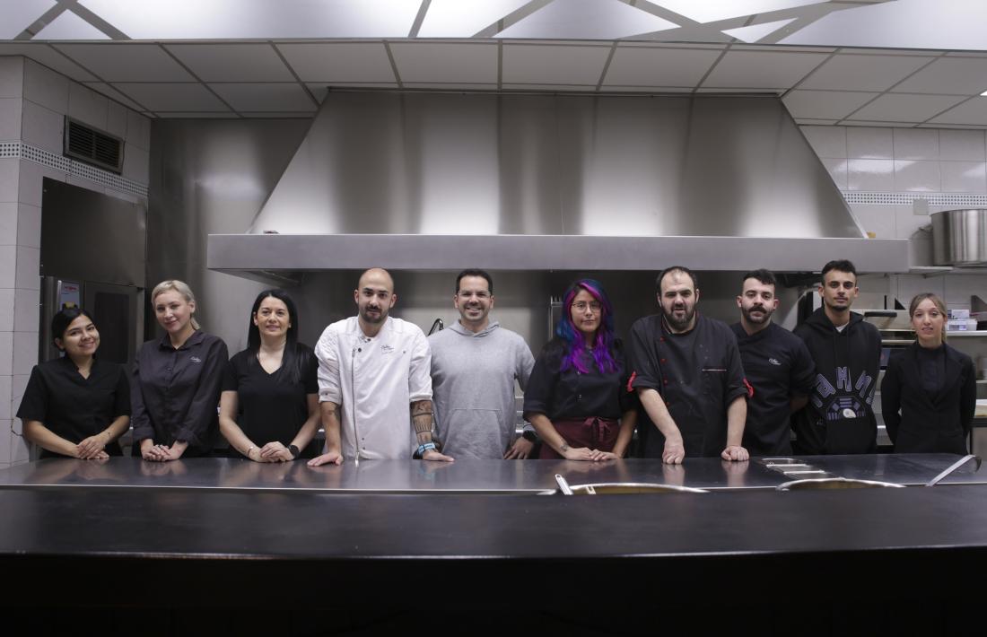El Marcel amb el seu equip a la cuina del Celler d’en Toni