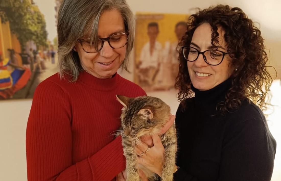 Jiménez i Montalvo, amb una de les criaturetes de les colònies que gestionen. 