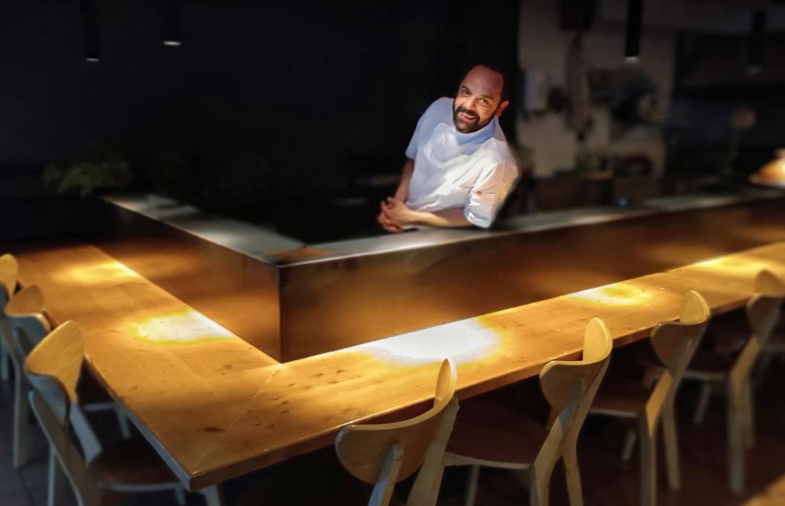 Martin Comamala, regna en solitari al seu petit restaurant de Puigcerdà