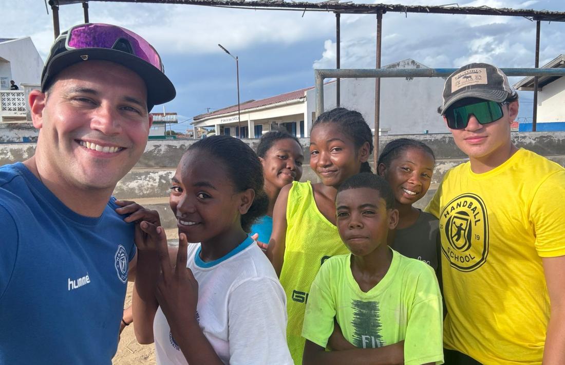 Edgar Serra, amb joves del taller a Madagascar i Joan Ros. 