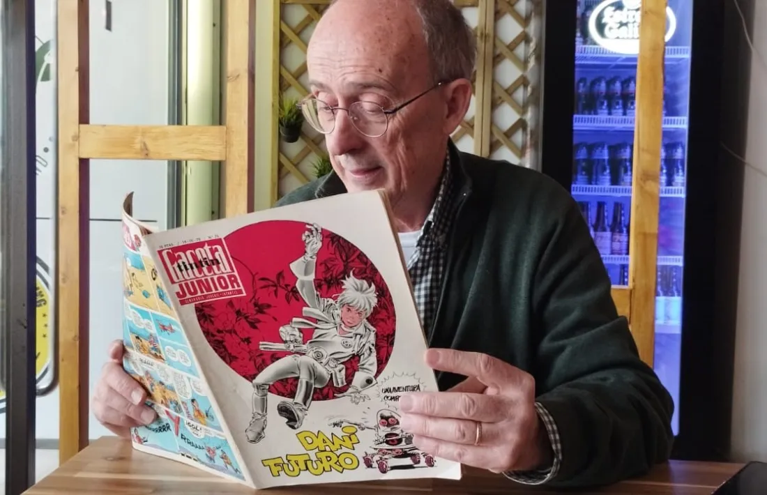 Fullejant un 'Dani Futuro'.