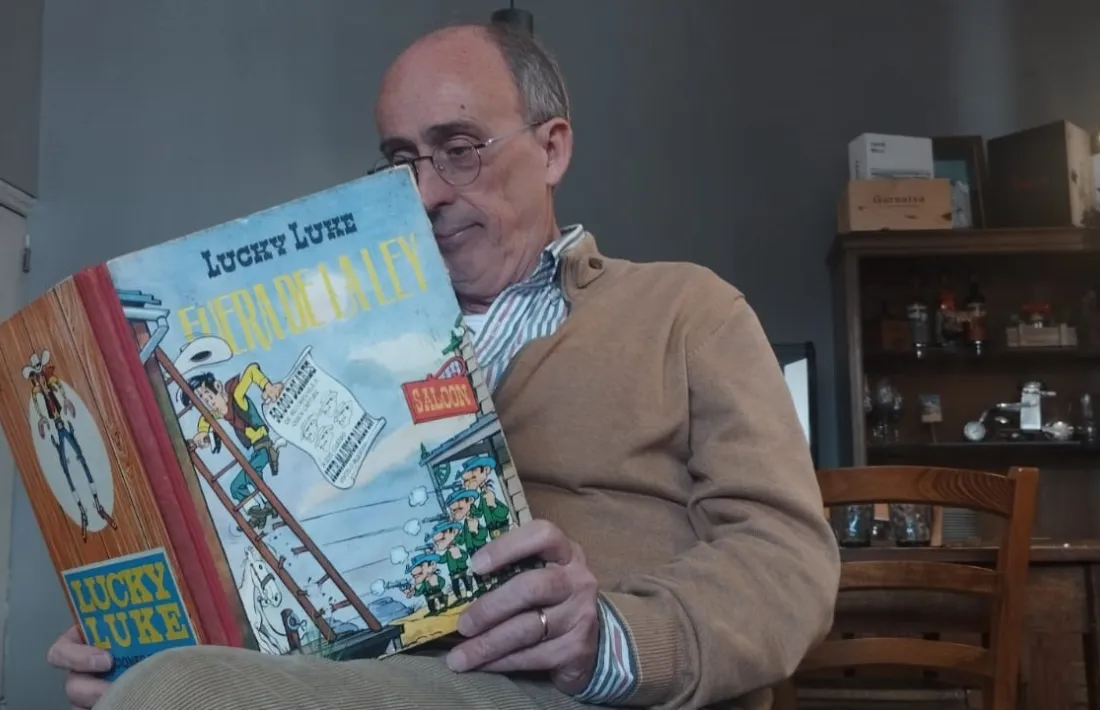 Fullejant l'exemplar de ‘Fuera de la ley’ (1963) a l’hotel Palanques de la Massana.