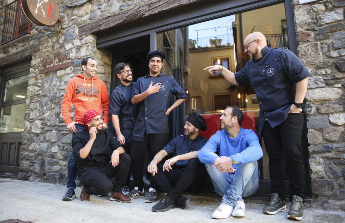 Un dels secrets del MuaKaBo, el seu equip, a l'exterior del local al casc antic
